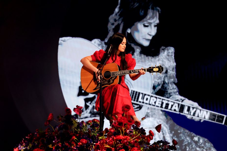 Kacey Musgraves pays tribute to the late Loretta Lynn by performing "Coal Miner's Daughter" during the "in memoriam" segment.