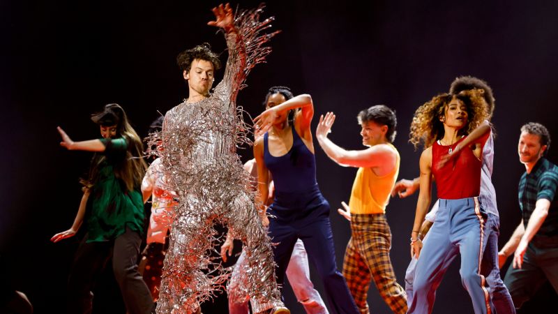 Harry Styles and dancers surprised by turntable spinning the wrong way during Grammys performance