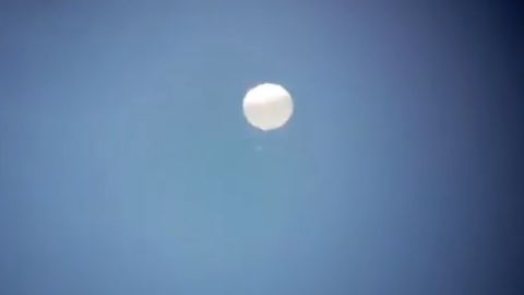 Une image tirée d'une vidéo montre un objet aéroporté volant au-dessus de la Colombie.  CNN n'est pas en mesure de confirmer si les images montrent un ballon de surveillance chinois. 