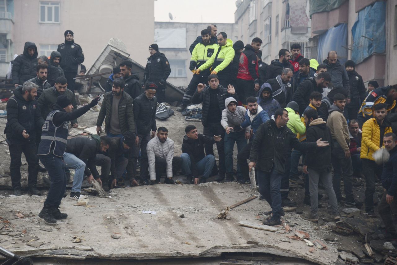 People search for survivors in Diyarbakir.