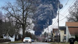 Uma nuvem negra sobe sobre a Palestina Oriental, Ohio, como resultado de uma detonação controlada de uma parte dos trens descarrilados de Norfolk e Southern na segunda-feira, 6 de fevereiro de 2023. (AP Photo/Gene J. Puskar)