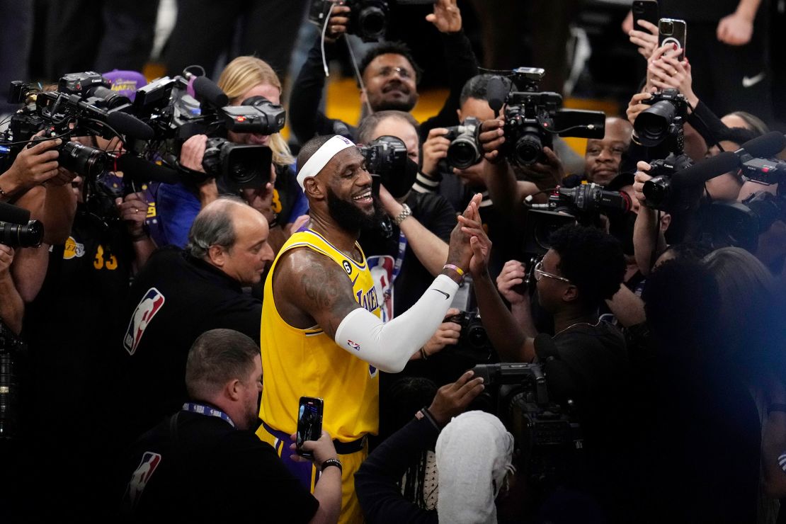 Lakers' LeBron James breaks Kareem's NBA career scoring record – Orange  County Register
