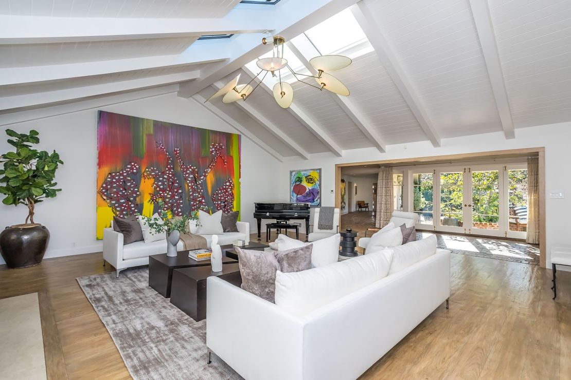 Jim Carrey lists $29M LA mansion while offering a glimpse of his own art |  CNN