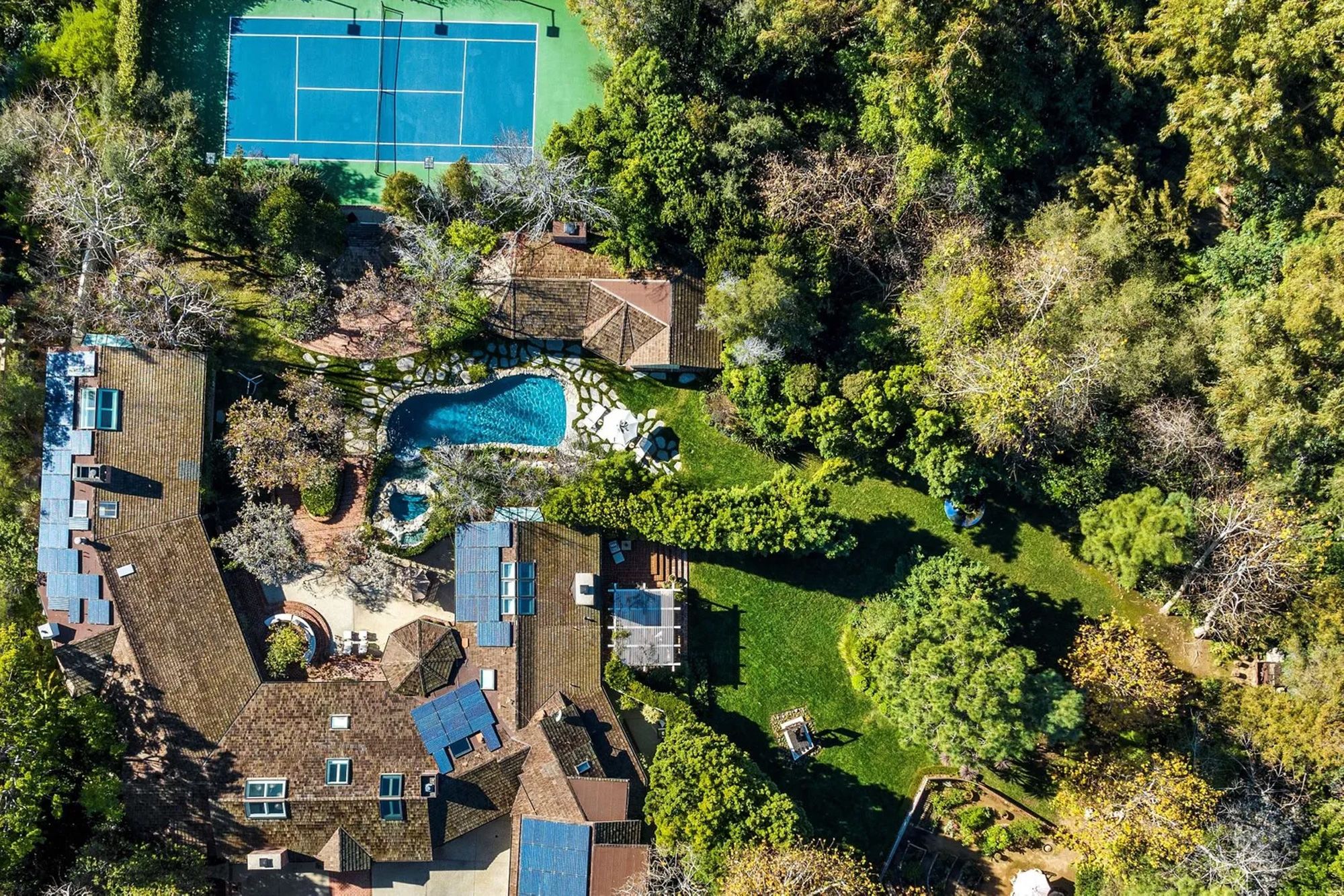 Jim Carrey lists $29M LA mansion while offering a glimpse of his own art |  CNN