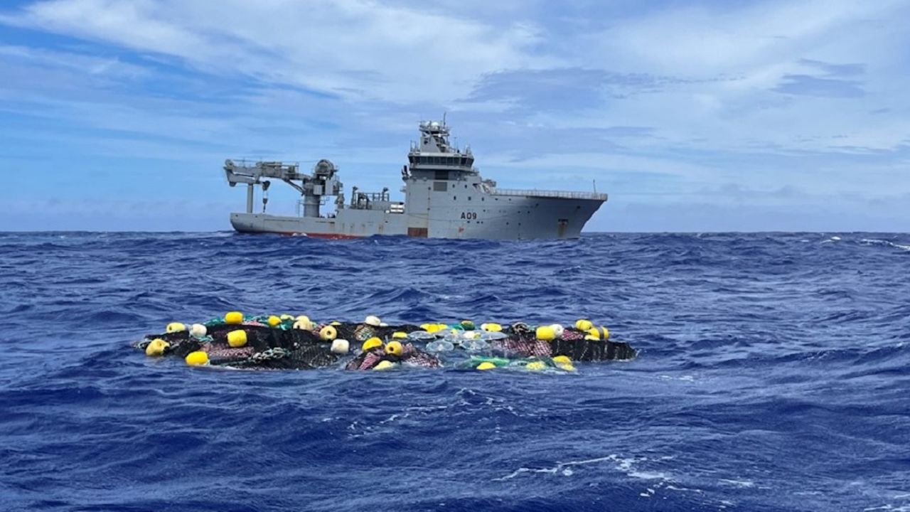 The New Zealand authorities discovered more than 3 tons of cocaine floating in the Pacific Ocean. 