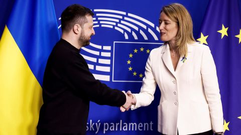 Zelensky shakes hands with European Parliament President Roberta Metsola as he arrives at the EU parliament in Brussels. 
