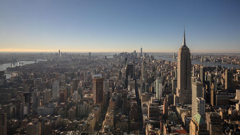 NextImg:Rent for a Manhattan apartment remains mind-bogglingly high | CNN Business