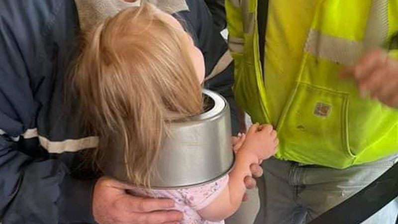 NextImg:Cake pan gets the best of this 2-year-old chef | CNN