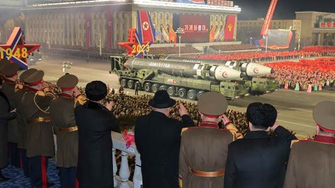 Rudal balistik antarbenua Korea Utara bergerak melewati pemimpin Kim Jong Un dalam peninjauan selama parade militer Rabu malam di Pyongyang.