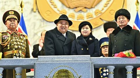 کم جونگ ان اور ان کی بیٹی شمالی کوریا کی فوج کی یوم تاسیس کے موقع پر ایک فوجی پریڈ میں شرکت کر رہے ہیں جہاں 08 فروری 2023 کو شمالی کوریا کے جدید ترین ہتھیاروں کی نمائش کی گئی تھی۔ 