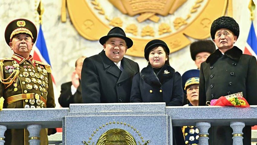 Kim Jong Un e sua figlia partecipano a una parata militare per celebrare l'anniversario della fondazione dell'esercito nordcoreano, dove l'8 febbraio 2023 sono state esposte le ultime armi della Corea del Nord.