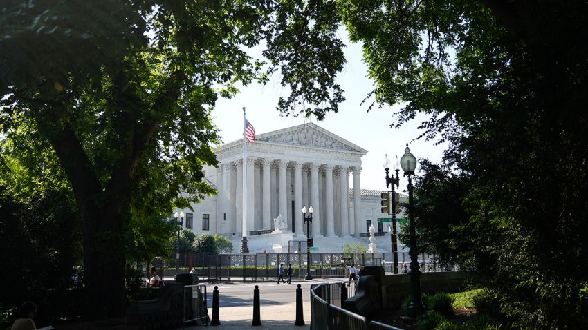 ABD Yüksek Mahkemesi'nin 1 Haziran 2022'de Washington, DC'deki görünümü.