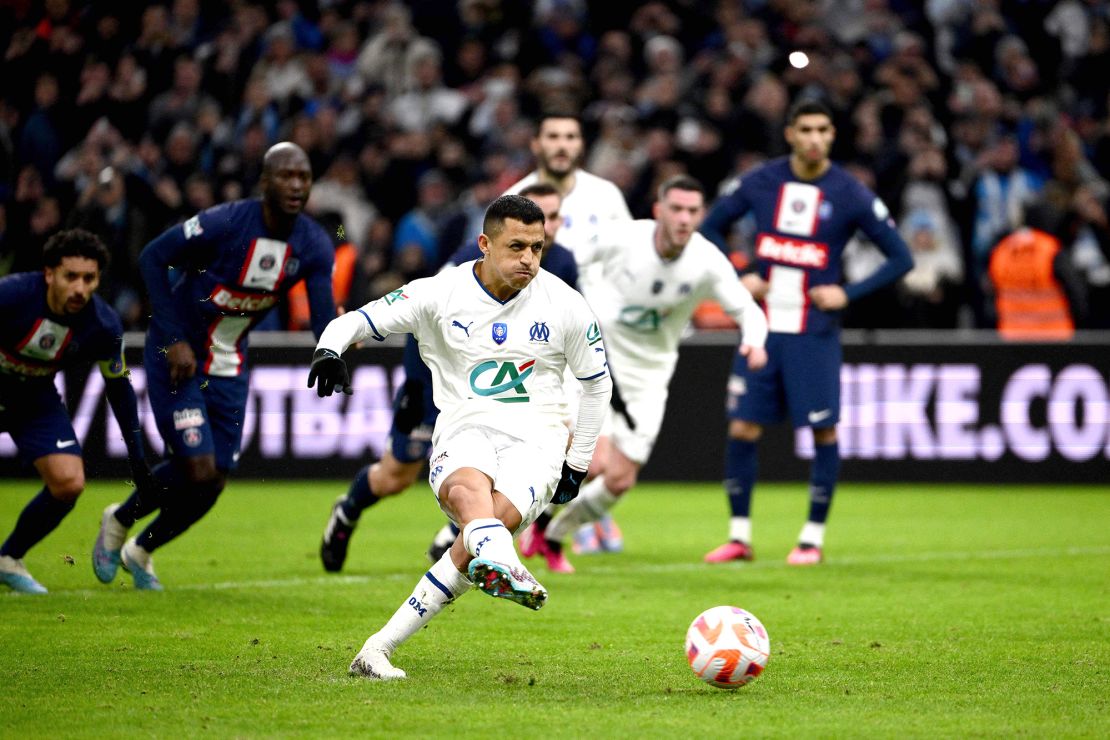 Alexis Sánchez shoots from the penalty spot during the French Cup round of 16 between bitter rivals Marseille and PSG.