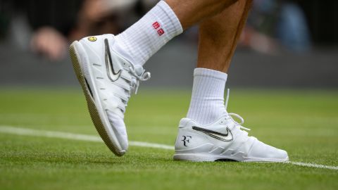 Federer sport Nike tennisschoenen op het Centre Court van Wimbledon in juli 2019. 