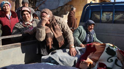 Γυναίκες από τη Συρία κλαίνε δίπλα σε πτώματα που βρίσκονται στο πίσω μέρος ενός φορτηγού στις 7 Φεβρουαρίου 2023, στην πόλη Τζαντάρης, στο τμήμα της επαρχίας του Χαλεπίου που ελέγχεται από τους αντάρτες.