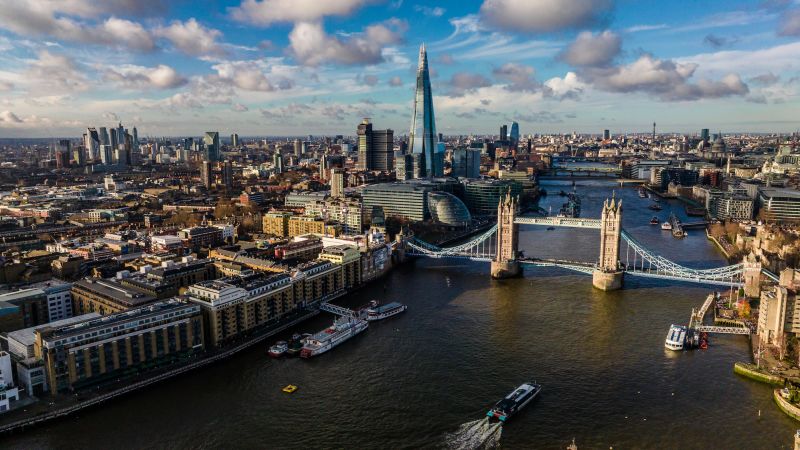 NextImg:UK avoided recession last year by narrowest of margins. It might not be so lucky in 2023 | CNN Business