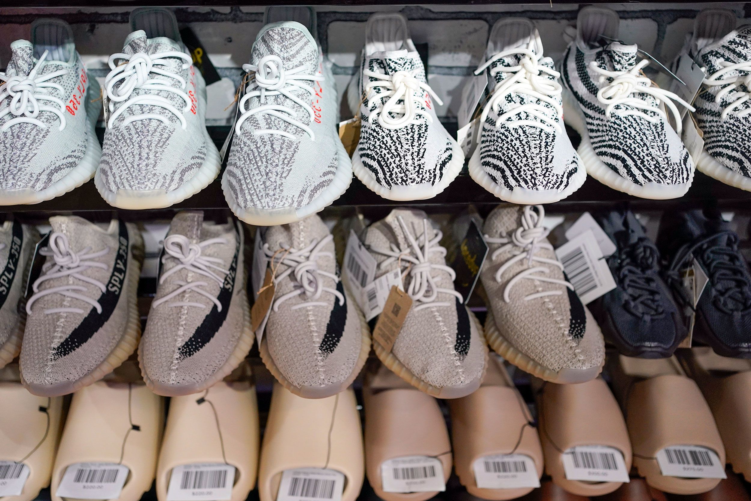 Peladura Sangriento recomendar Adidas says dropping Kanye West could cost it more than $1 billion in sales  | CNN Business