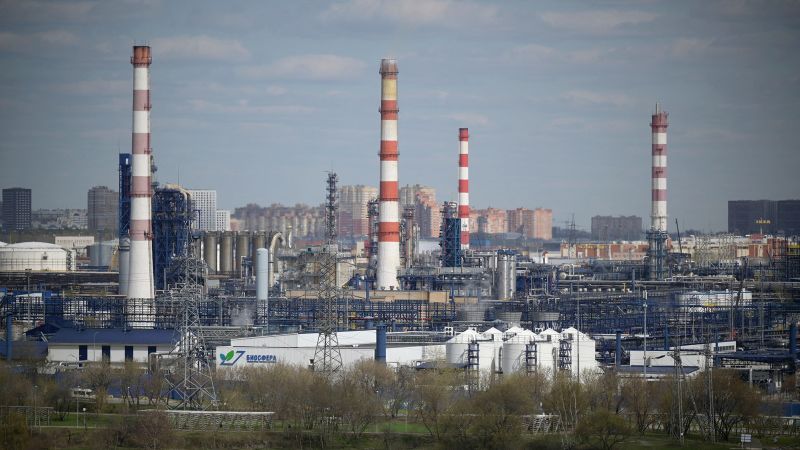 NextImg:Russia to cut oil output by 5% as sanctions bite | CNN Business