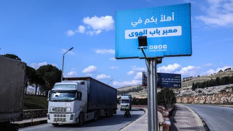 Lastwagen der Vereinten Nationen mit humanitärer Hilfe erreichen Idlib, Syrien, durch das Grenztor Bab al-Hawa. 