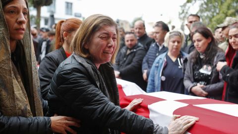 Trauernde nehmen an der Beerdigung in Famagusta im abtrünnigen türkisch-zypriotischen Kleinstaat Nordzypern für sieben zypriotische Studenten teil, die bei dem Erdbeben in der Türkei getötet wurden.