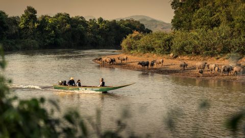 Tamu Four Seasons dapat tiba melalui jalan darat.  Tapi perjalanan ke Mekong dengan perahu tradisional Thailand jauh lebih menyenangkan.