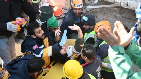 Die beiden Geschwister Mehmet und Azize Ince werden 83 Stunden nach Erdbeben in der Türkei und Syrien im Bezirk Antakya in Hatay, Türkei, am 9. Februar 2023 aus den Trümmern gerettet.