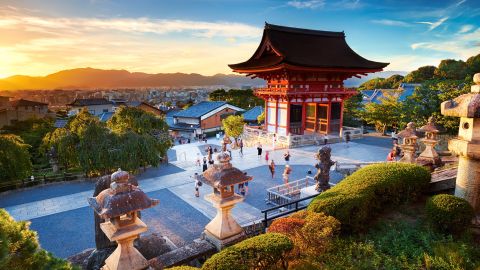 بفضل قسائم السفر وحوافز ما بعد الجائحة الأخرى ، يختار العديد من اليابانيين استكشاف الوجهات المحلية مثل معبد كيوميزو ديرا في كيوتو.