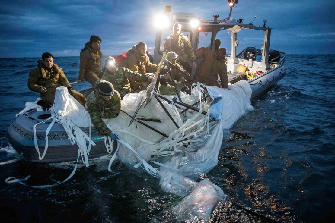 FOTO DO ARQUIVO: Marinheiros designados para o Grupo 2 de Descarte de Artilharia Explosiva recuperam um suposto balão de vigilância chinês de alta altitude que foi abatido pelos Estados Unidos no fim de semana nas águas territoriais dos EUA na costa de Myrtle Beach, Carolina do Sul, EUA, 5 de fevereiro de 2023 