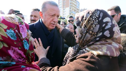 Der türkische Präsident Recep Tayyip Erdogan und seine Frau Emine Erdogan trafen am Samstag Opfer.