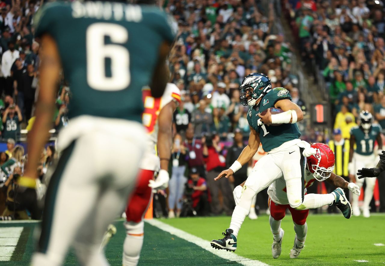 Hurts runs for a 4-yard touchdown in the second quarter. It was Hurts' second rushing touchdown of the first half, and the Eagles led 21-14 after the extra point.