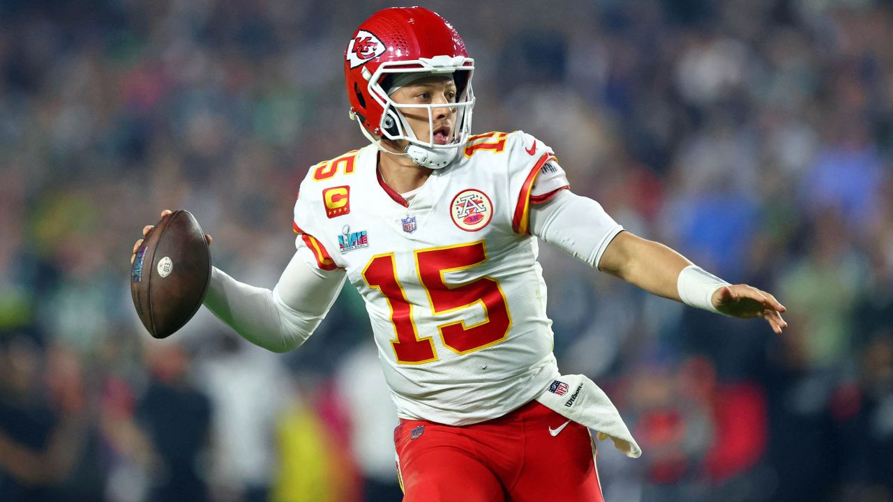 Mahomes passes the ball against the Eagles during the third quarter.
