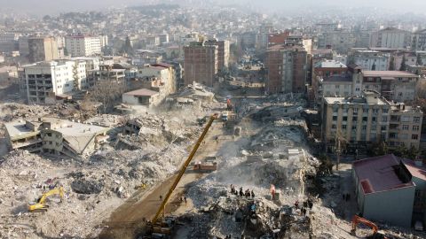 Pandangan udara dari gedung-gedung yang runtuh di Kahramanmaras pada hari Sabtu saat upaya pencarian dan penyelamatan berlanjut setelah gempa dahsyat minggu lalu.