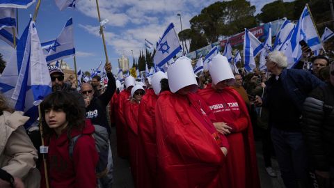 ベンヤミン・ネタニヤフ首相率いる政府による司法制度の改革計画に抗議するイスラエル人。月曜、エルサレムの議会前で。