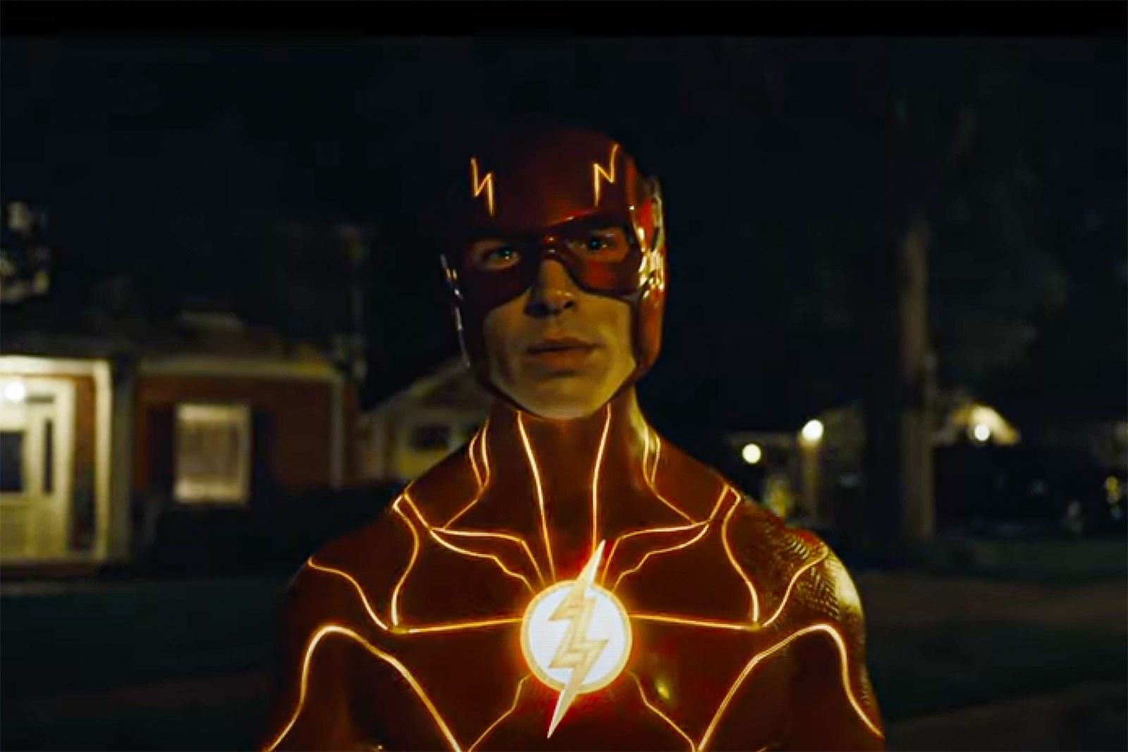 The Flash quay về quá khứ cứu mẹ đã tạo ra một thực tại song song mới