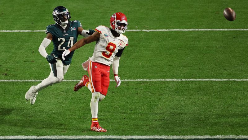 Jason Kelce, JuJu Smith-Schuster Wear VERY Different Outfits To SB