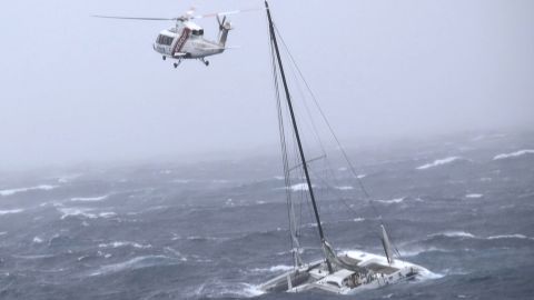 Sebuah helikopter menempatkan kapal pesiar di Teluk Hauraki di lepas Pulau Utara dengan seorang pelaut di dalamnya pada 14 Februari.