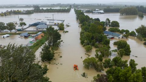 Topan Gabrielle: Selandia Baru mengumumkan darurat nasional saat angin dan hujan menghantam Pulau Utara