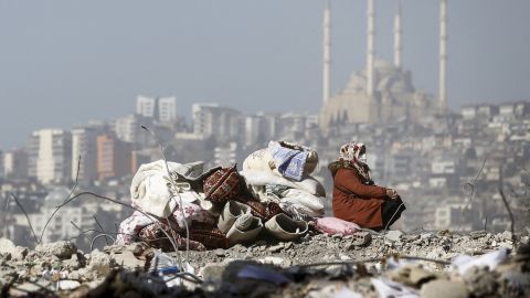 Μια γυναίκα κάθεται στα ερείπια του κατεστραμμένου σπιτιού της την Τρίτη στο Καχραμανμάρας της Τουρκίας.