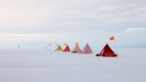 معسكر Icefin في Thwaites Glacier في عام 2020.