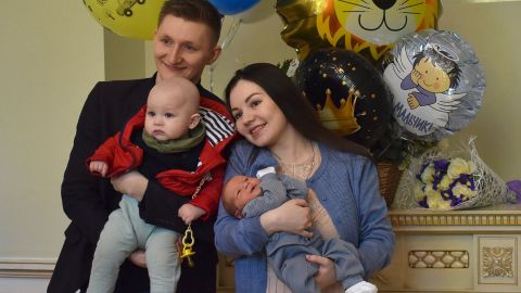 Mikhail y Nailia Manzurin posan con sus dos hijos, Mark y Philip, mientras la familia aún estaba en Rusia. 