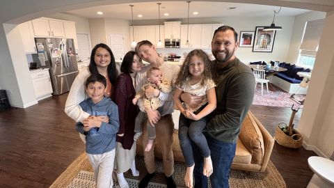 Aaron Reyes y su familia posan con los Manzurins en Austin, Texas, en el cumpleaños de Nailia. 