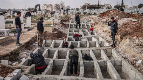 Σύροι που απεικονίζονται στη βορειοδυτική επαρχία Ιντλίμπ τη Δευτέρα σκάβουν τάφους για τους συγγενείς τους που πέθαναν ως αποτέλεσμα της θανατηφόρας καταστροφής της περασμένης εβδομάδας.