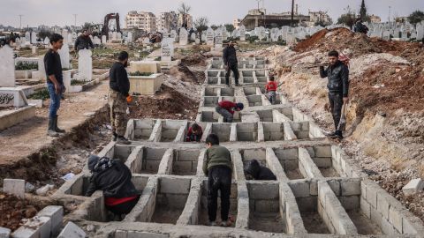 Sirios fotografiados en la provincia noroccidental de Idlib el lunes cavan tumbas para sus familiares que murieron como resultado del desastre mortal de la semana pasada.