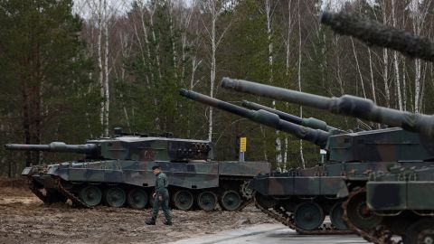 Soldados ucranianos en Polonia hacen un curso intensivo sobre tanques Leopard 2 4 Un soldado polaco camina junto a tanques Leopard 2 en una base militar en Polonia.