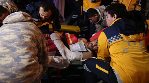 Las víctimas del terremoto heridas en Kahramanmaras llegan en un avión de carga militar de las Fuerzas Armadas turcas al aeropuerto Ataturk para recibir tratamiento médico adicional en Estambul, Turquía, el 14 de febrero de 2023. 