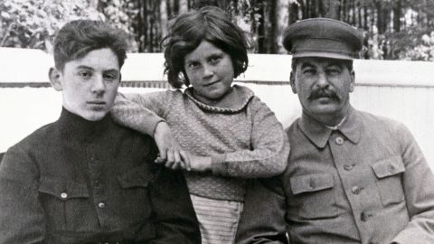 El líder soviético Joseph Stalin con su hijo, Vasily, y su hija, Svetlana, en 1935. Ambos hijos son de la segunda esposa de Stalin, Nadezhda Alliluyeva. 