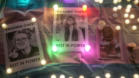 Fotos de Brianna Ghey se muestran rodeadas de velas durante una vigilia en Liverpool el martes.