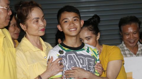 Los familiares de Duangphet Phromthep lo saludan después de su rescate en julio de 2018. 