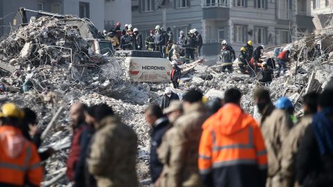 2月12日，人員在土耳其哈塔伊阿特蘇居住的建築物廢墟中進行搜救。