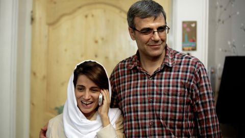 Sotoudeh (kiri) berfoto bersama Khandan pada September 2013.
